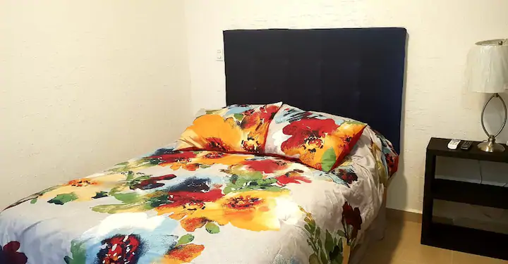 Imagen pequeña de la cama de la recamara principal