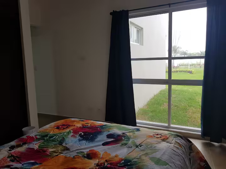 Imagen pequeña de la recamara principal y vista al jardin