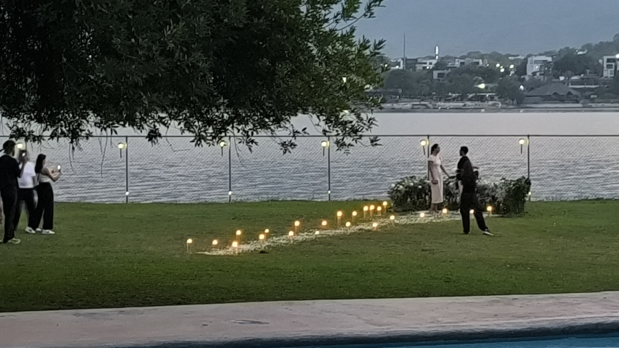 Imagen pequeña de una pedida de matrimonio junto a la presa