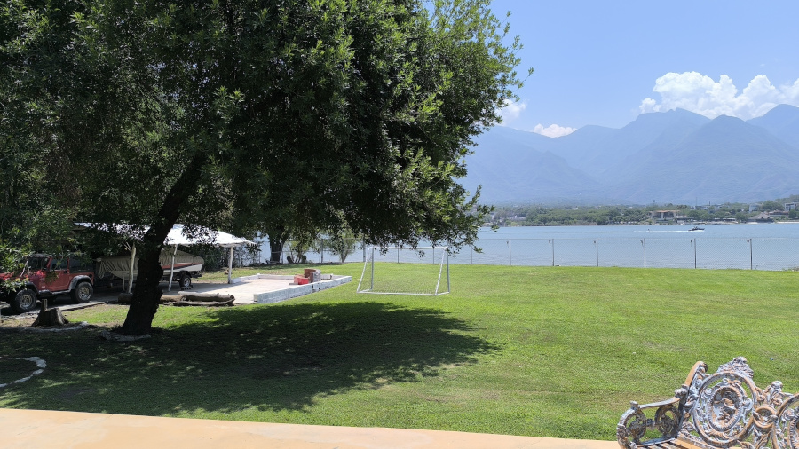 Imagen pequeña de la vista del jardín y la presa