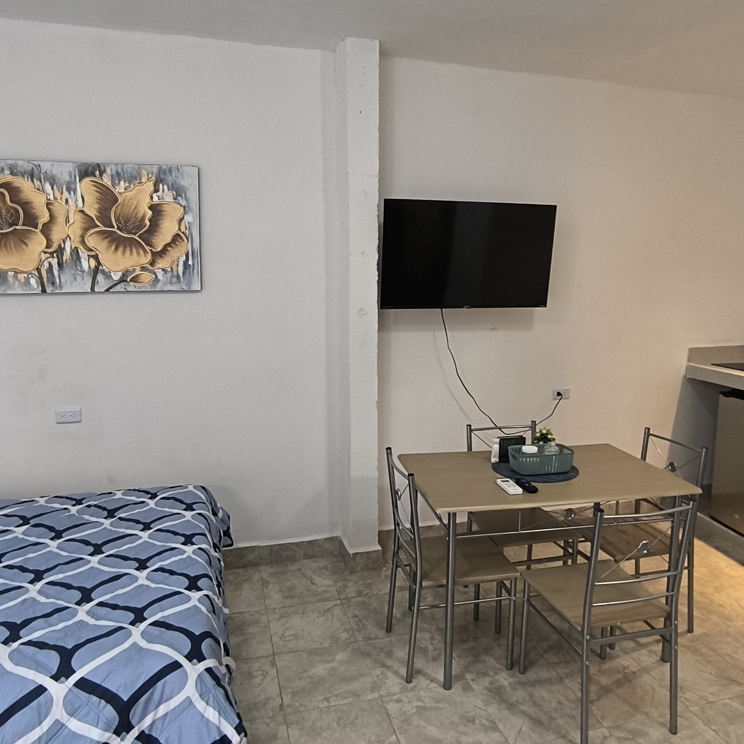 El Loft donde se ve la cama, el comedor y la tele