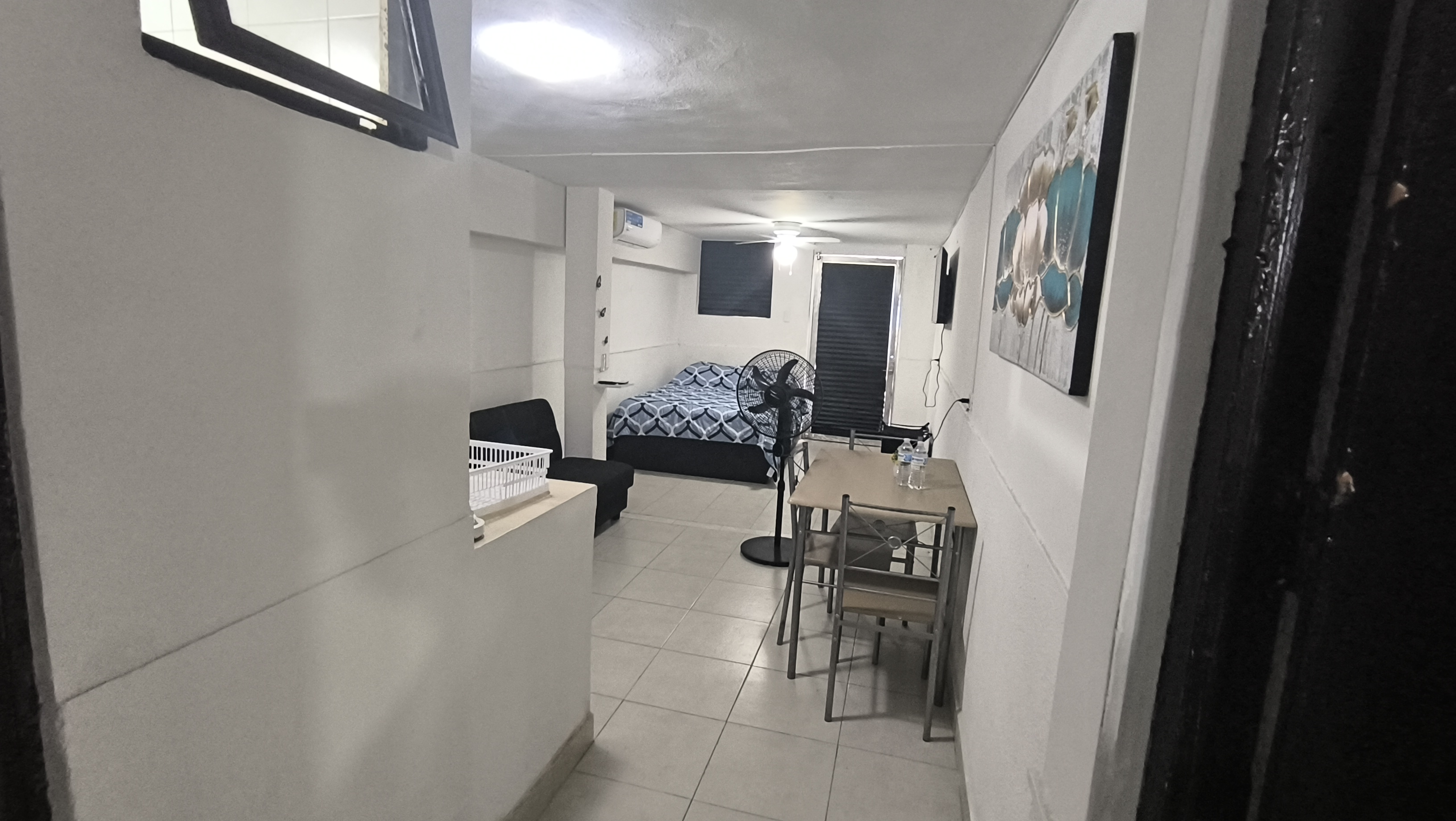 El cuarto 3 del Loft donde se ve el comedor, la cama y el cuadro