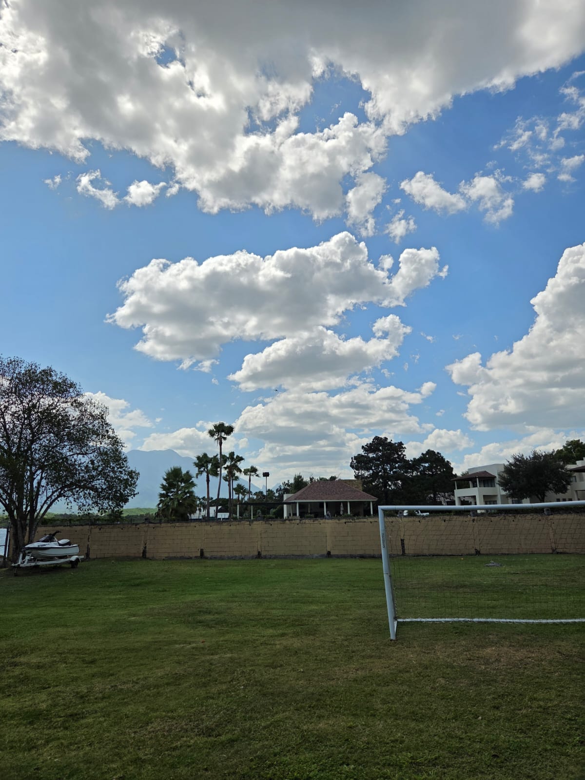 Vista del jardín y la portería